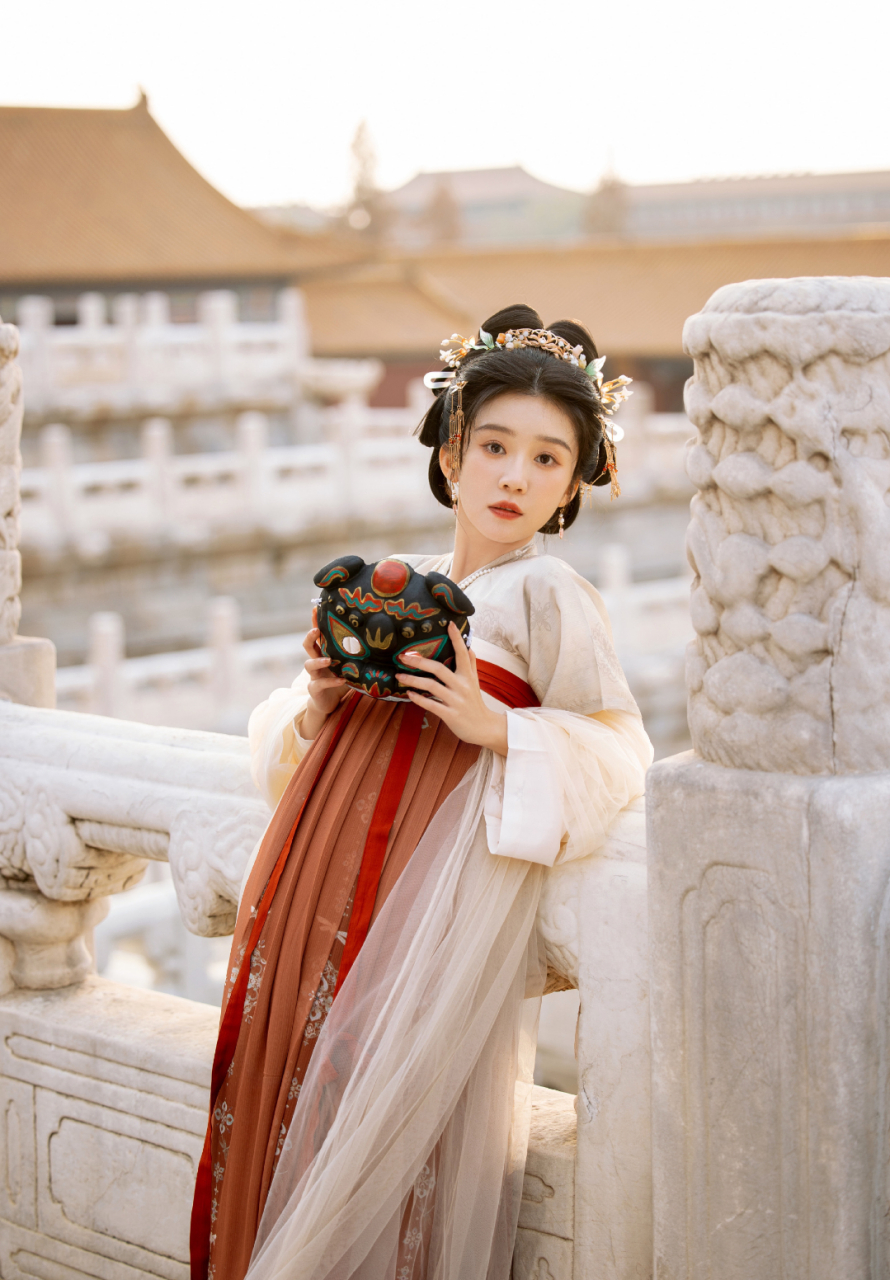 咱就是说,宋伊人这个兔年汉服写真也太可爱了吧,新春的第一份礼物俏皮