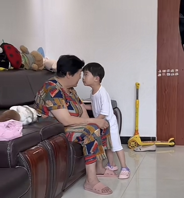 温暖!3岁小天赐姐姐首出镜,姐妹同框显温馨,70岁父母太开心