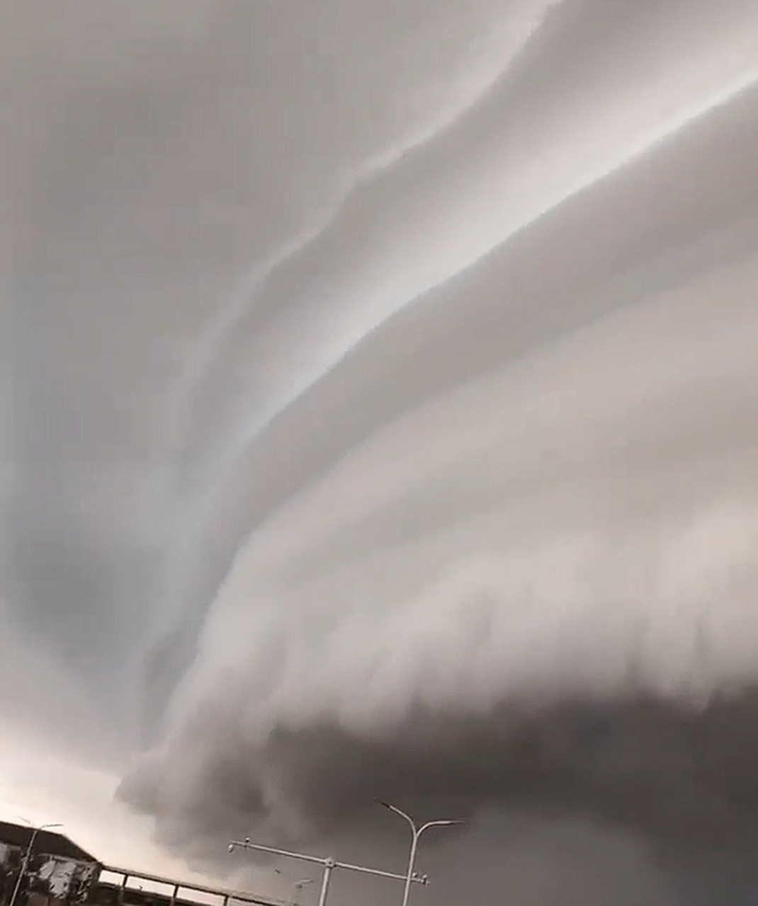新疆出现超级单体风暴云:遮天蔽日,压迫感十足像外星科技来临地球