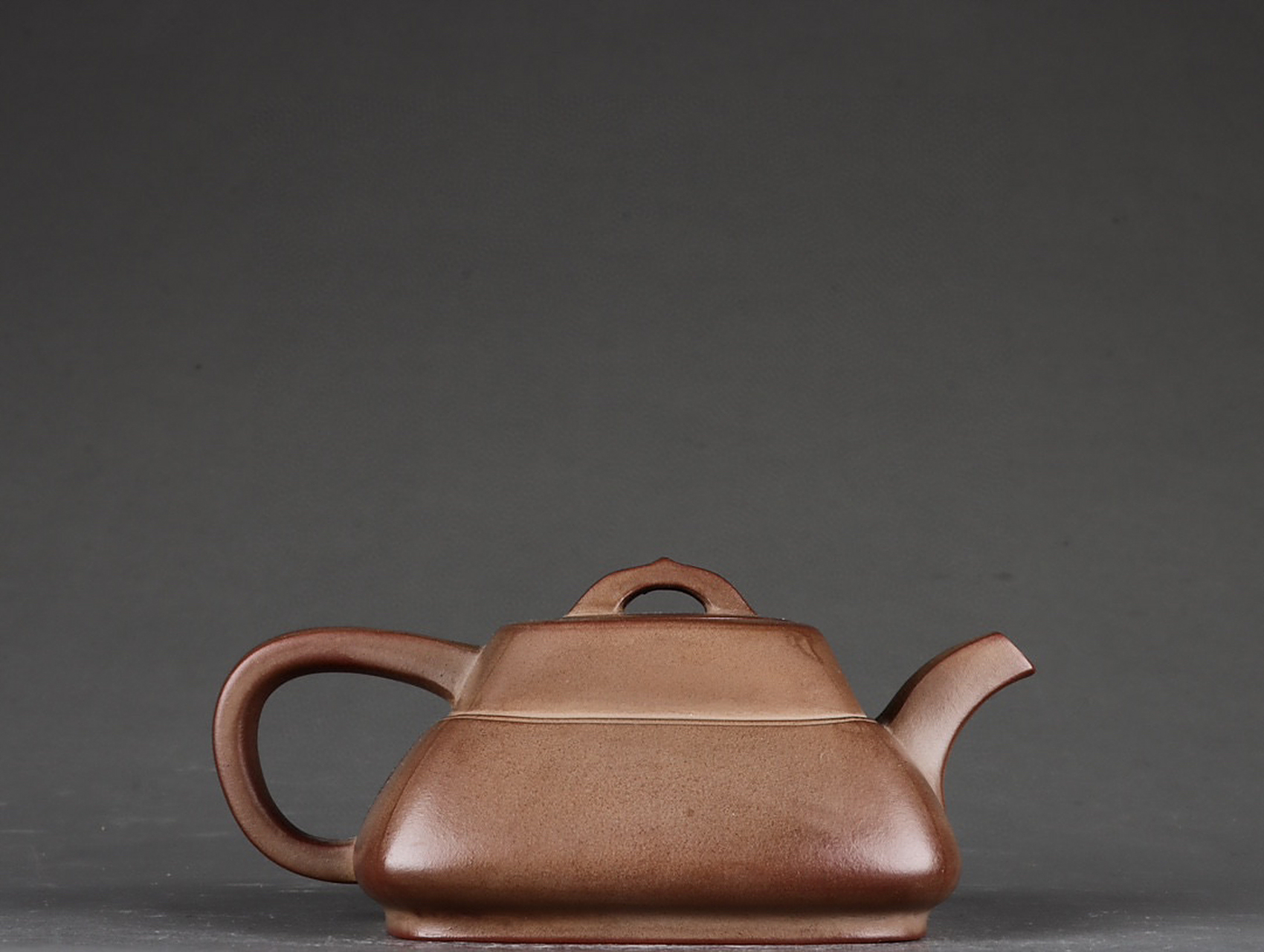 明  四方斗笠紫砂壶. 款识:沈君盛 明代 高 6×13.6cm