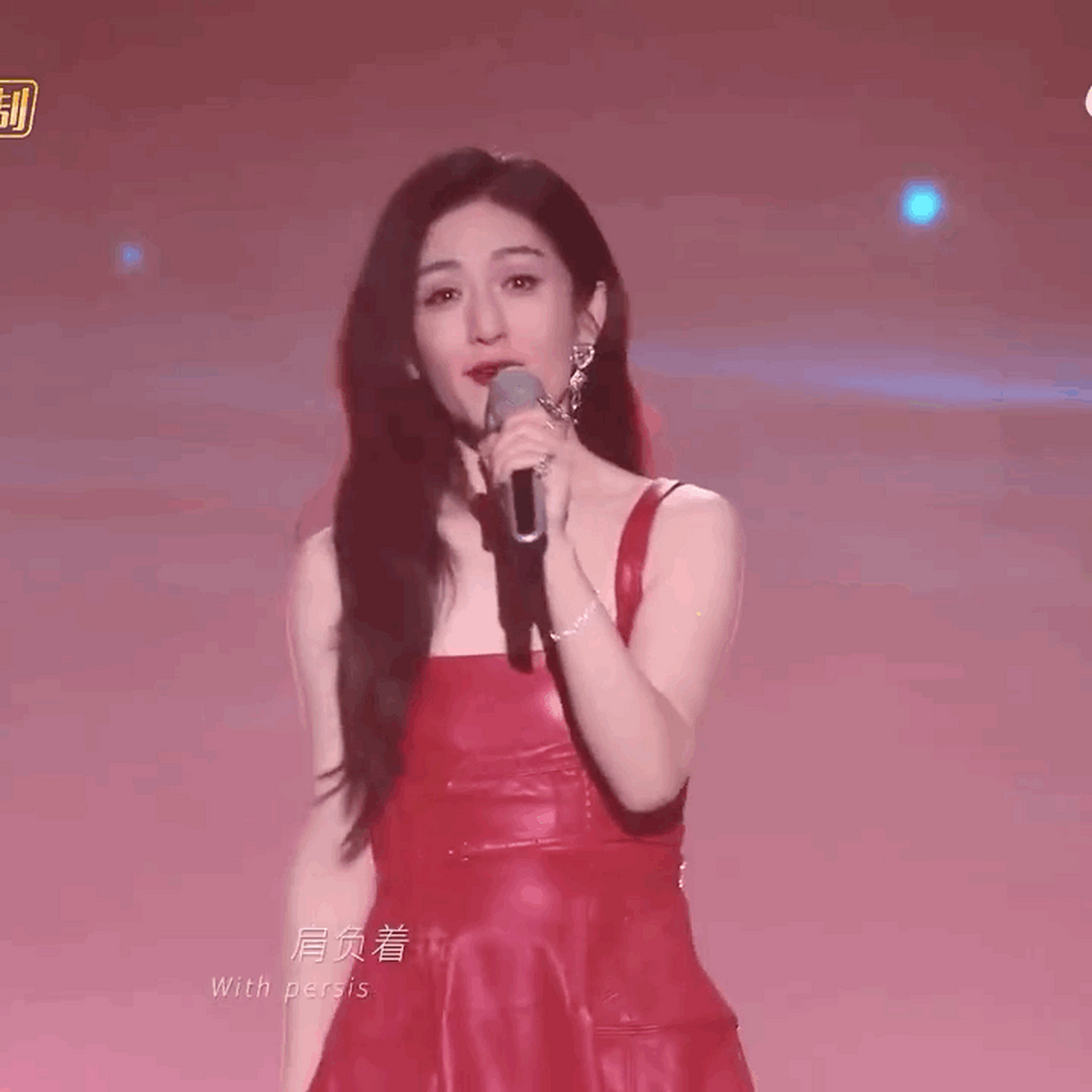 谢娜红色皮裙造型好飒,搞事业的谢娜真的太有魅力了.