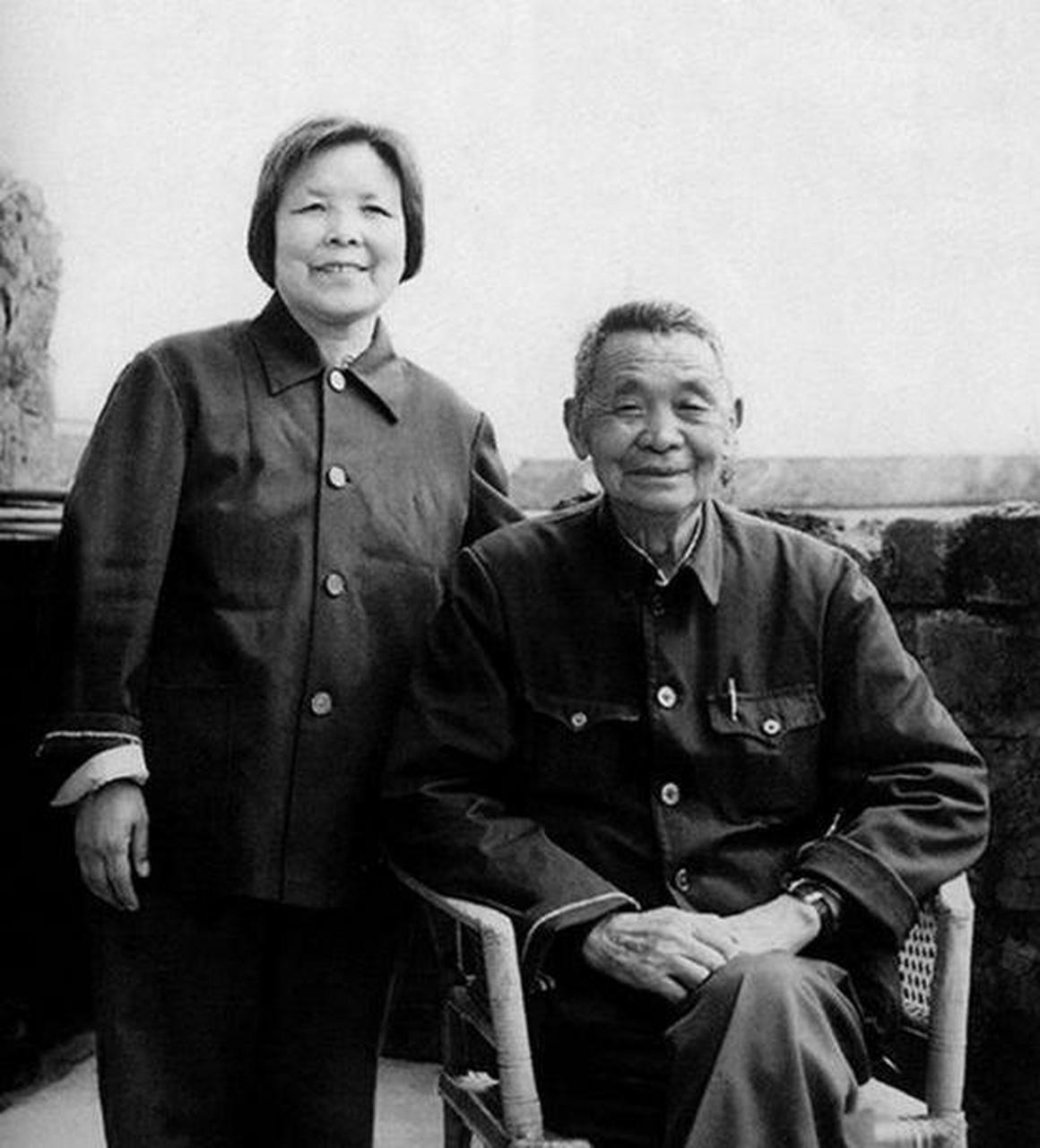 70年代,"农民将军"甘祖昌,与妻子龚全珍,一张罕见的留影,他因放弃高位