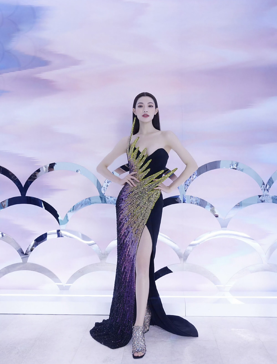 钟楚曦出席活动的状态也太绝了,一袭黑色高开叉抹胸裙,优雅性感,又美