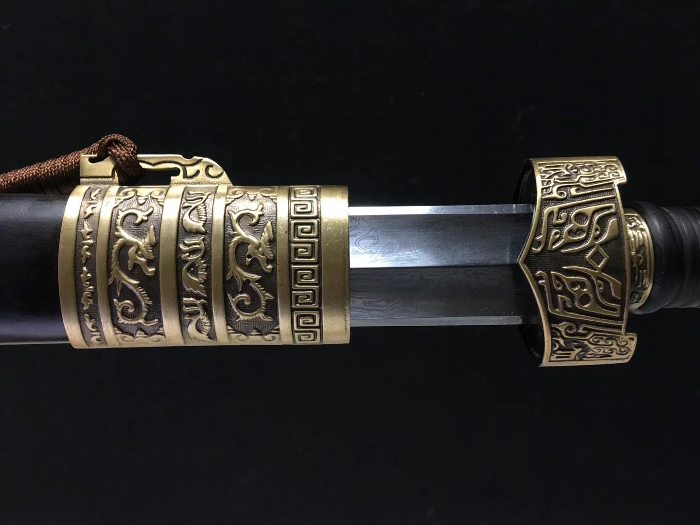 瓦面花纹卧龙剑