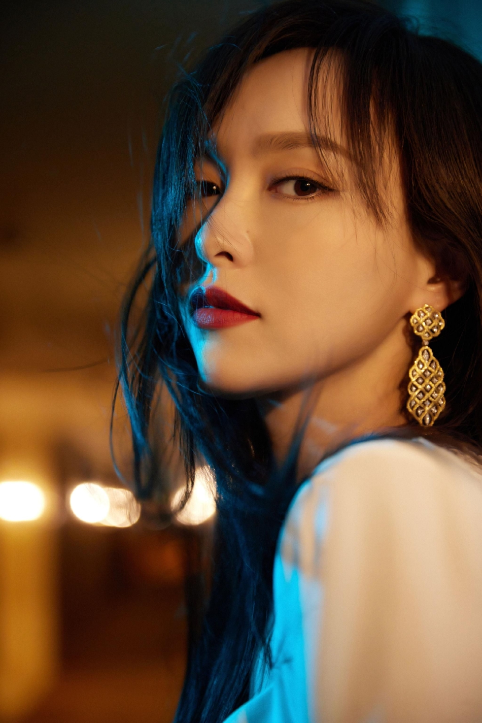 组图：唐嫣镜像写真优雅大气 着包臀连衣裙长发拂面红唇吸睛第10张图片