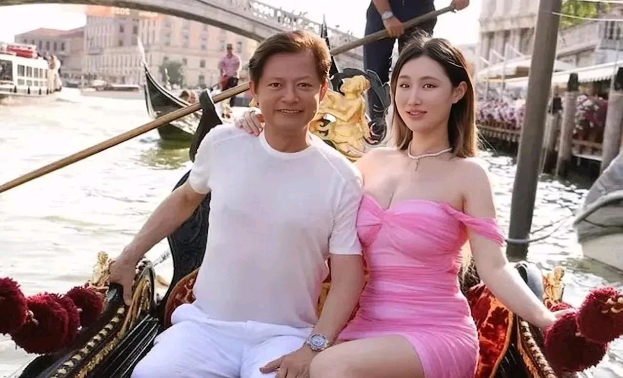 "著名歌唱家莫华伦64岁再婚,新娘王冰冰美貌身材惊艳网友!
