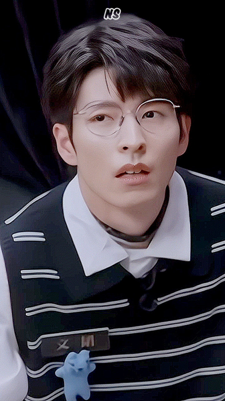 韬[并不简单] 韬韬:震撼[吃鲸] 后来,看到凯凯星星跟两个月亮坐在一起