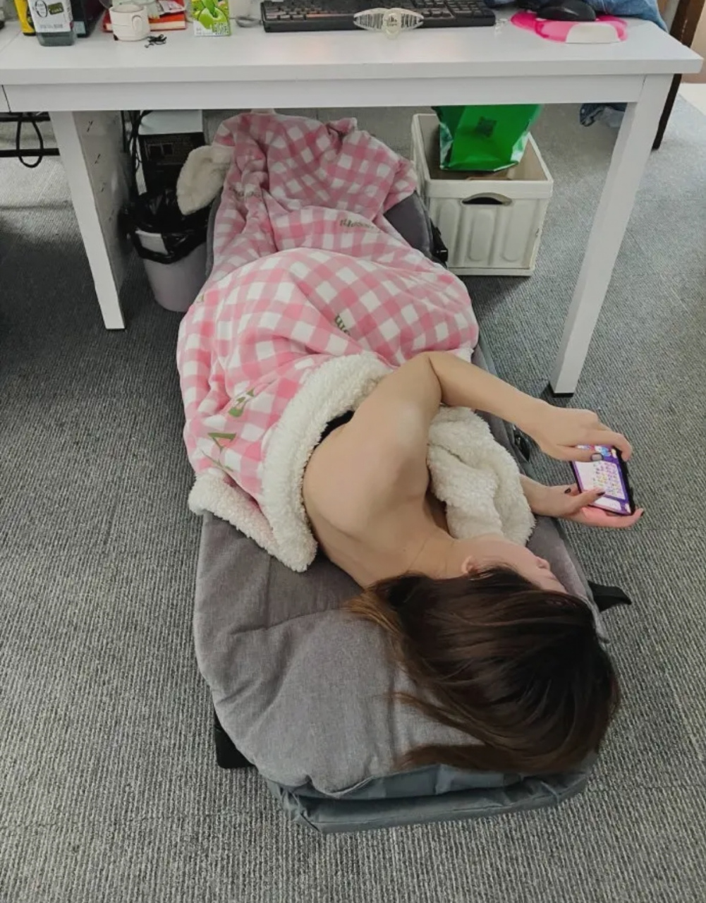 女同事这样睡觉不会着凉吗