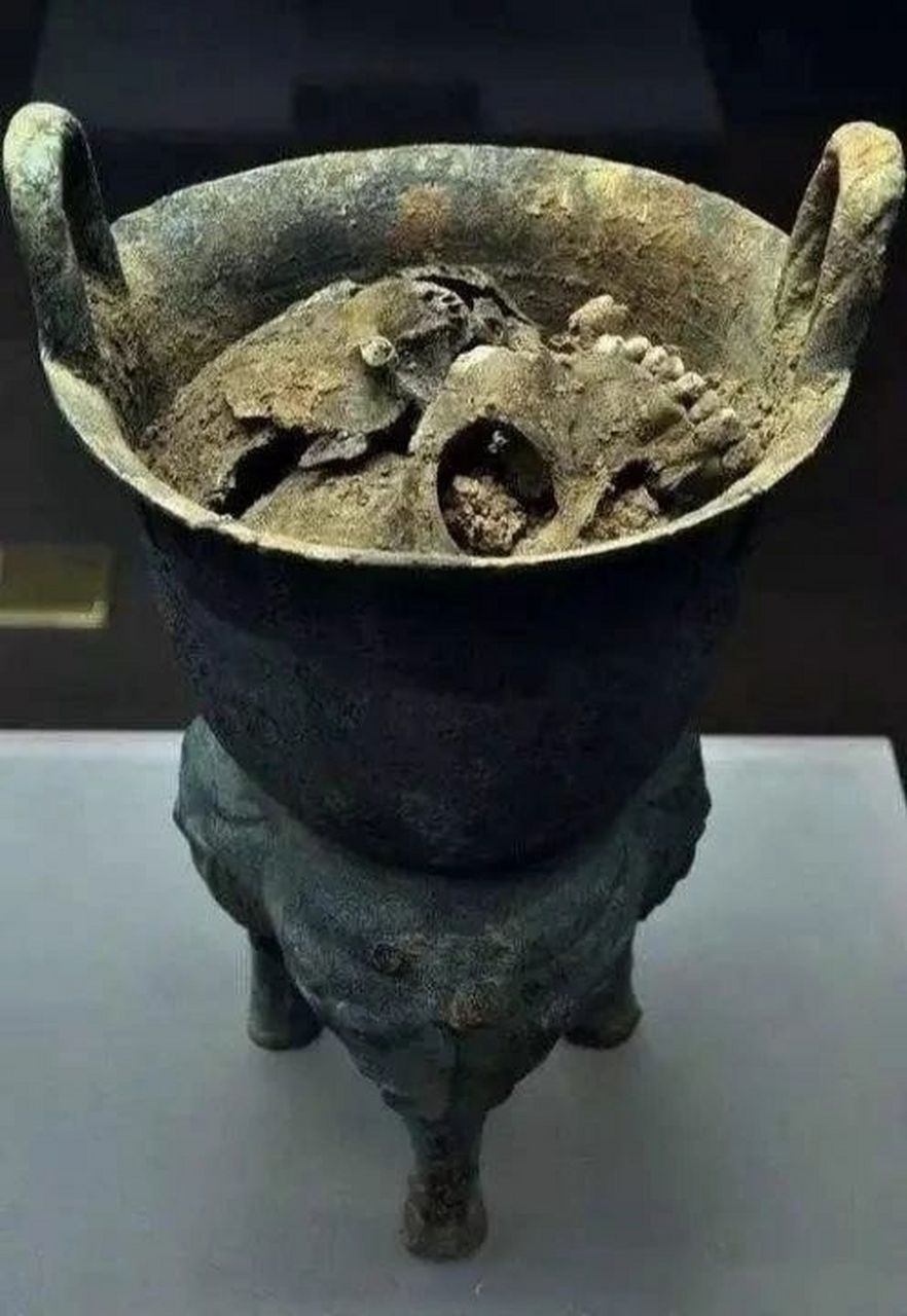 中国历史上最恐怖的文物  前些年,殷墟出土了一件青铜虑,这本是商朝