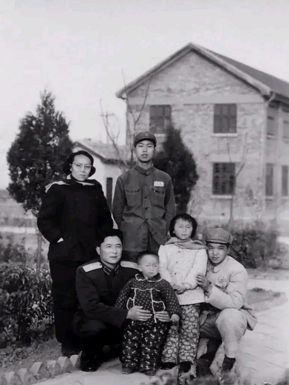 1956年,十五军军长向守志将军与夫人张玲,携两个孩子同工作人员在一起