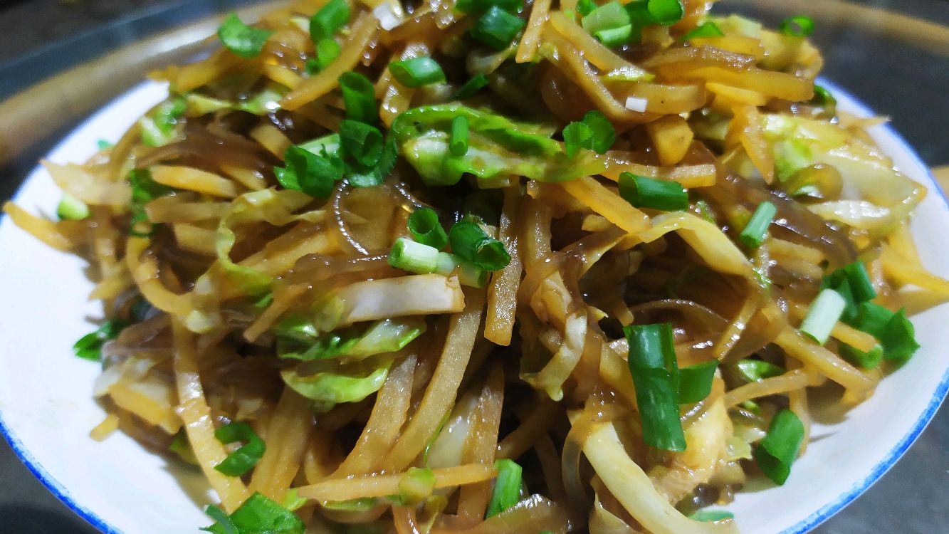 农家菜土豆丝卷心菜炒粉条既好吃又美味