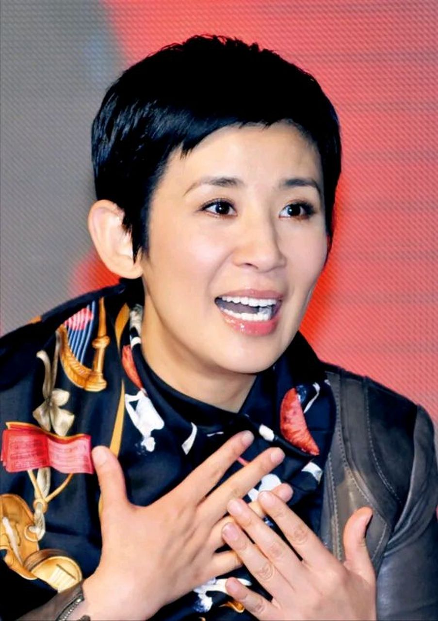 主持人鲁豫问吴君如,你和周星驰拍了这么多电影,当年为何不谈恋爱.