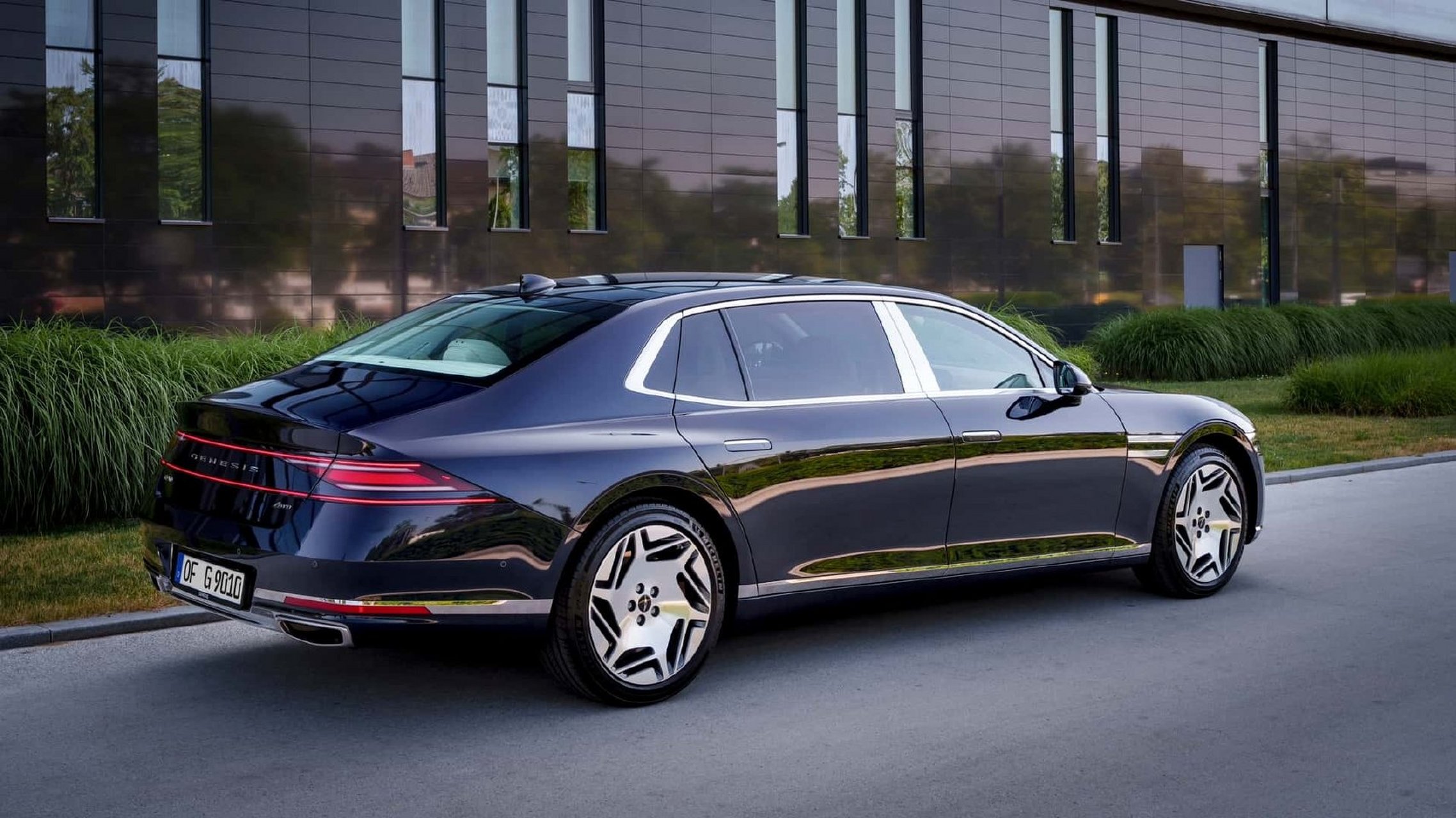 捷尼赛思g90亮相欧洲,该车在欧洲市场将提供标轴版和长轴版两种轴距的