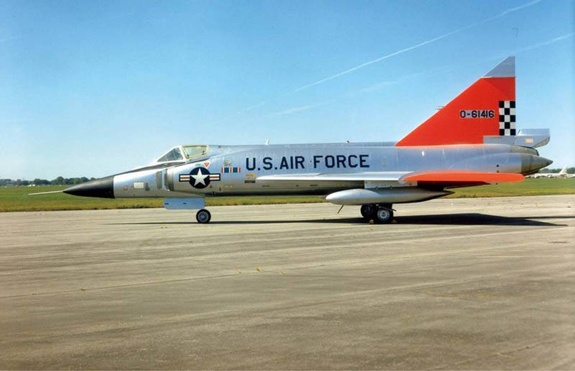 三角剑:f-102战斗机 f-102战斗机是美国通用电气康维尔分公司研制的