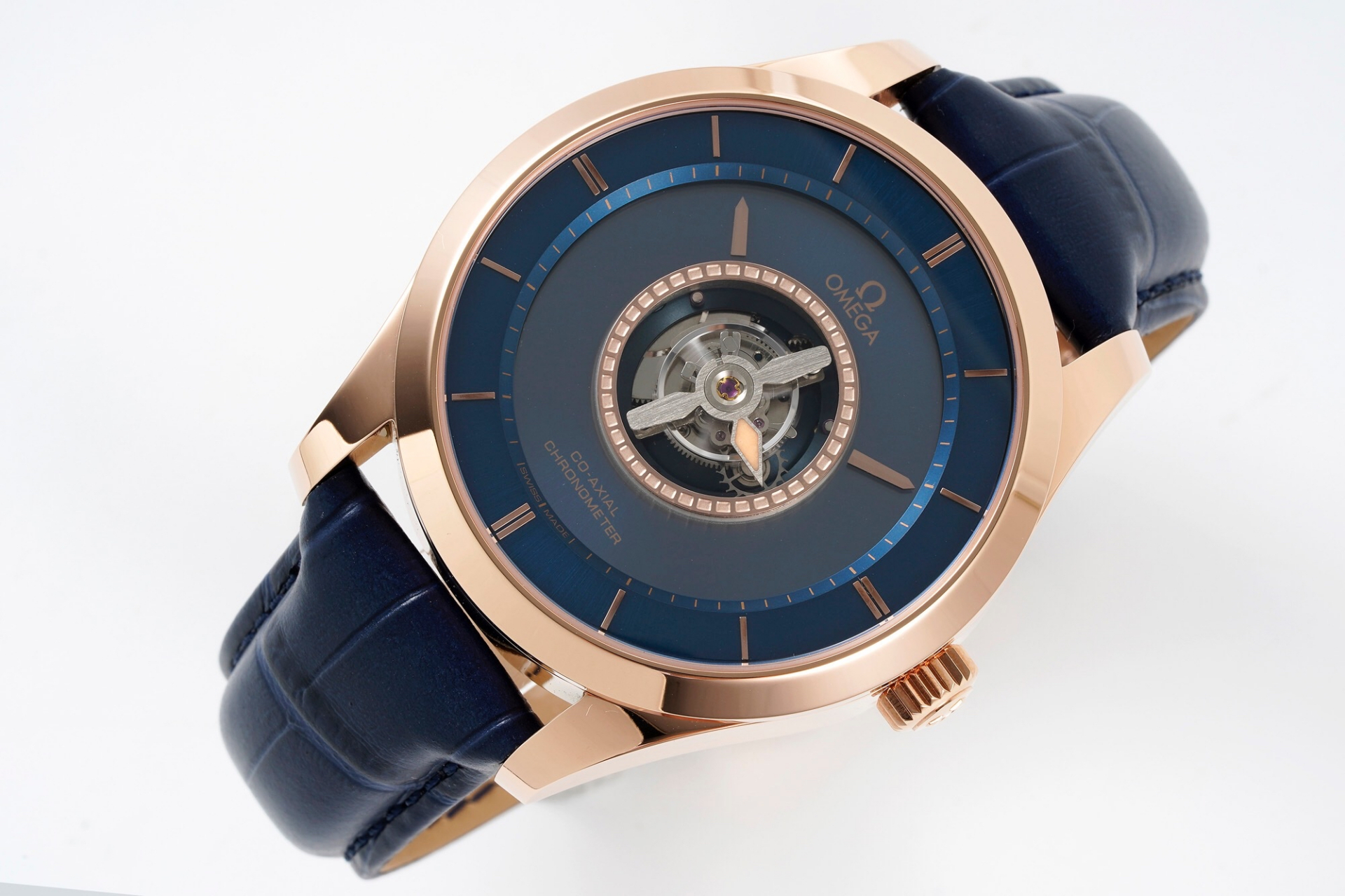 欧米茄碟飞系列陀飞轮--飞行的时间,首款将经典陀飞轮技术与富有创造