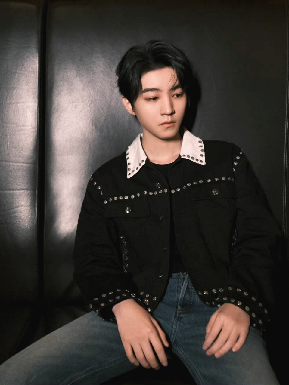 王俊凯今晚直播造型图来啦,黑色工装造型真的是太好看了,帅哥什么造型