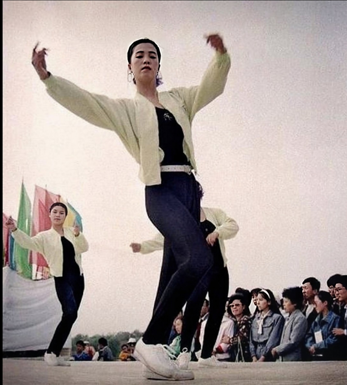 八十年代,流行一时的女子脚蹬裤,也叫健美裤,这种裤子能把女子的体形