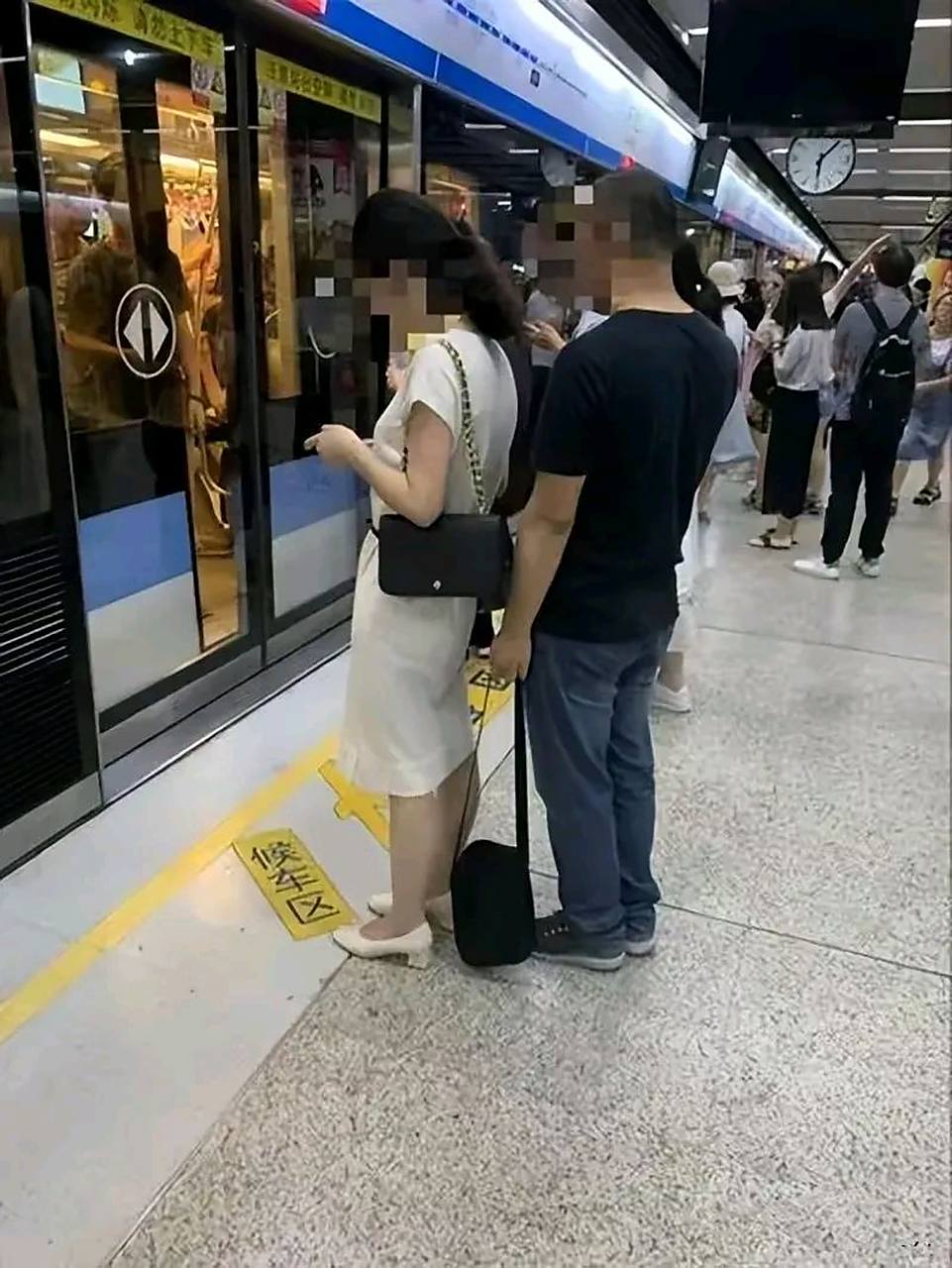 贴的这么近,看清楚了,这位是在偷拍妹子的裙底风光.