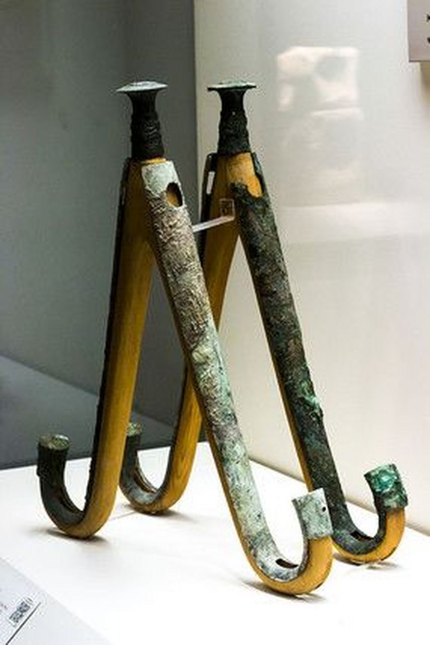 车轭就是车辕前端用以扼牛马之颈的器具.     有冯有翼.------《诗 .