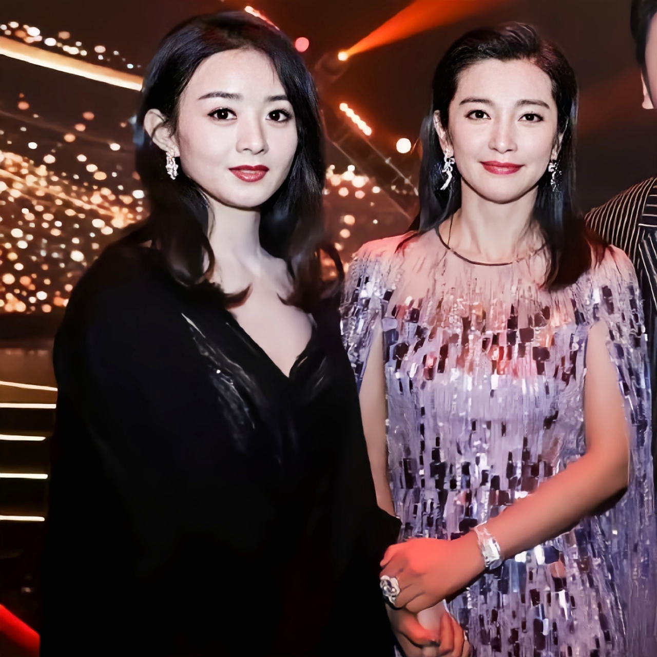 没想到,50岁的李冰冰与35岁的赵丽颖同框,不仅关系好而且也不显老!