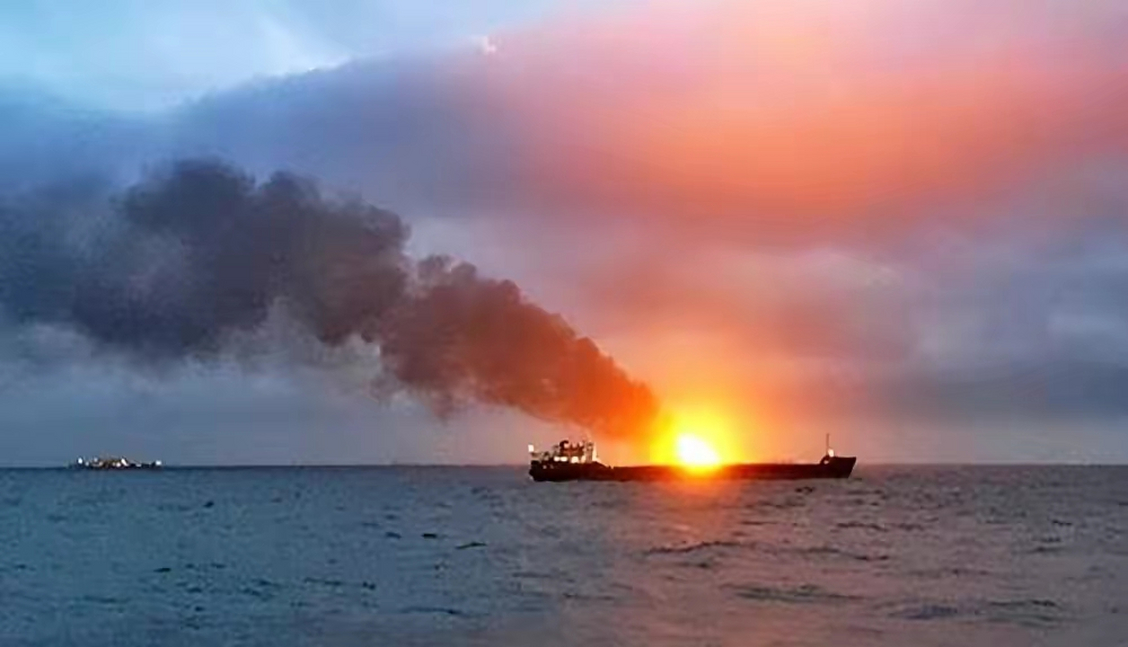 军事天地# 乌克兰在刻赤海峡袭击俄罗斯的油轮,这算咋回事?