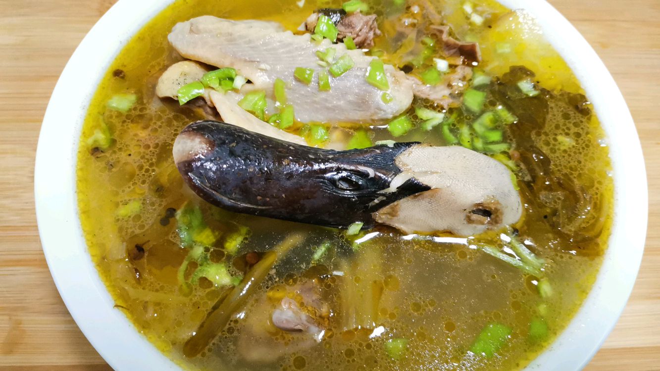 四川人做的酸菜才巴适,配麻鸭子一起熬汤,夏天喝酸菜老鸭汤真爽