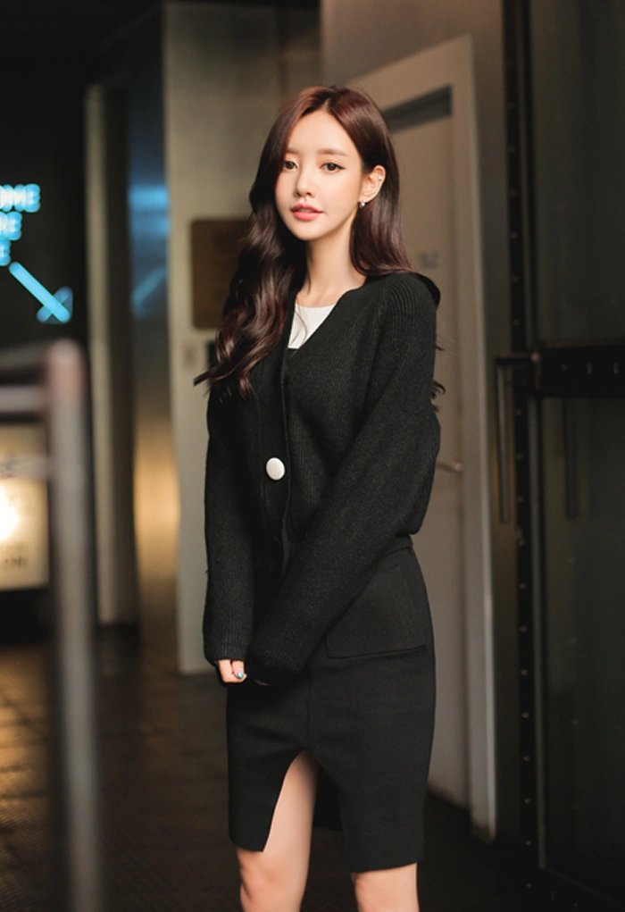 优雅女神孙允珠:深秋保暖治愈系裸黑针织开衫,甜美又减龄