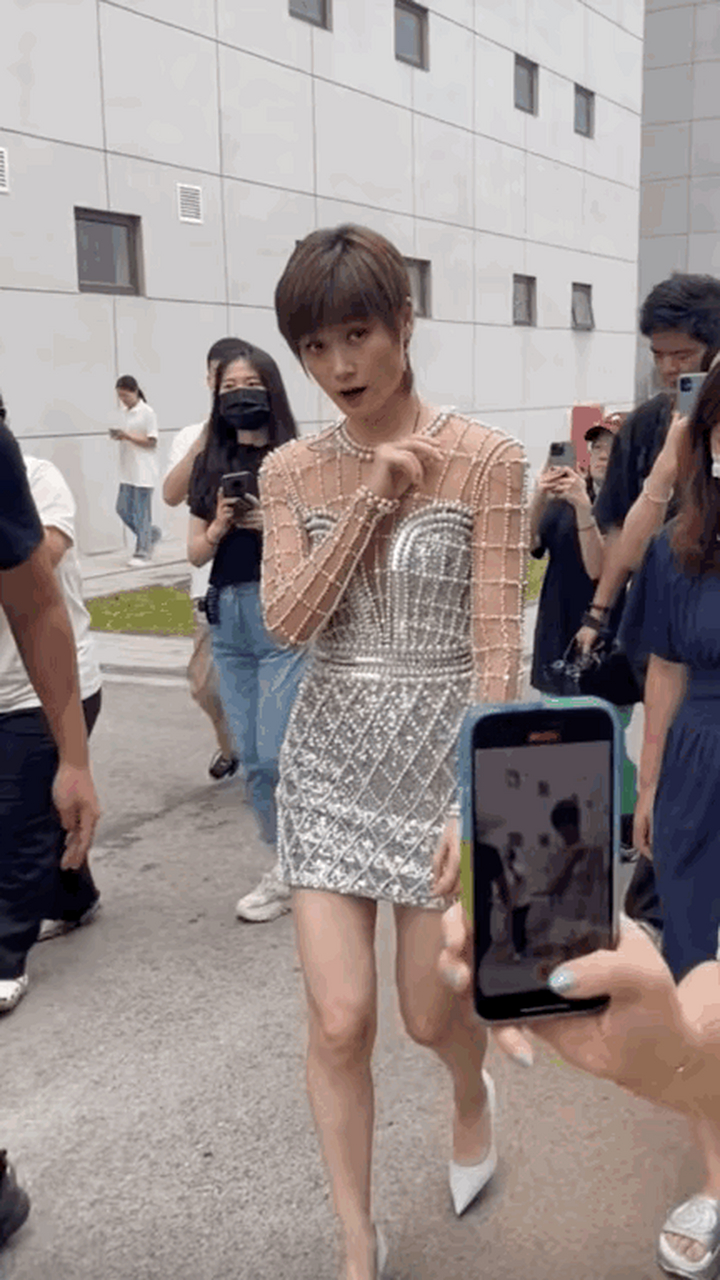 李宇春的腿居然这么漂亮,第一次见她穿得如此"女明星",珍珠短裙加小