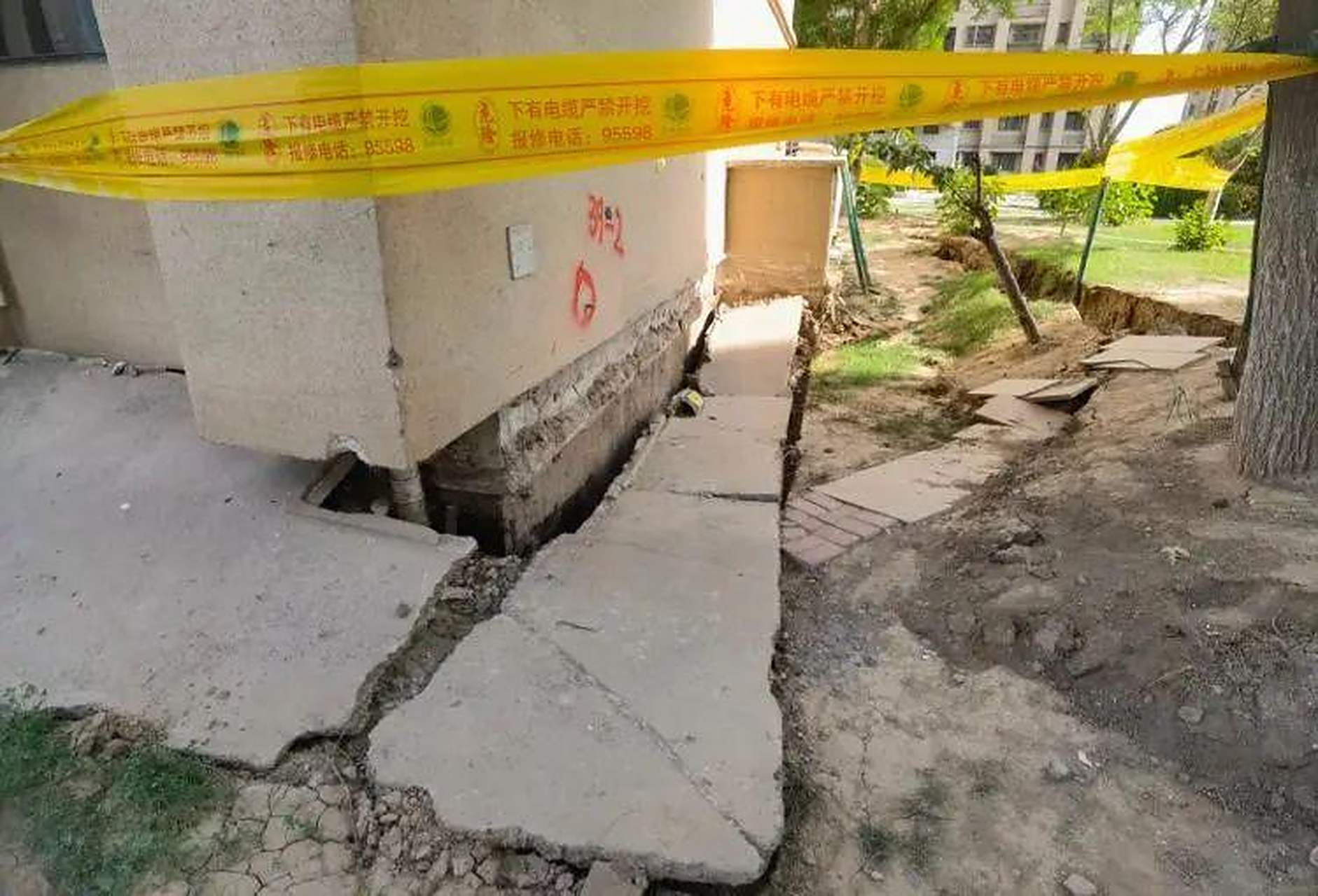 地面沉降3000人离家后续# 近日,天津津南区八里台东路碧桂园凤锦驮汉