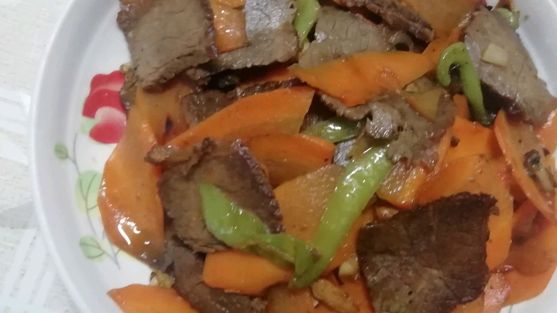 胡萝卜炒牛肉,软嫩好吃,营养丰富,小朋友们的最爱!