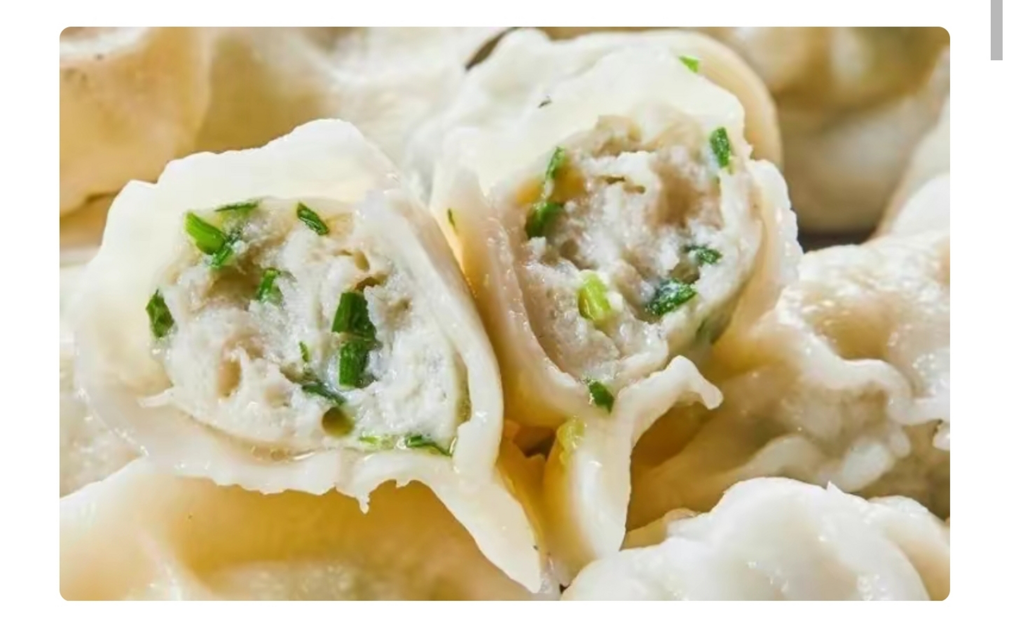 剁好馅,不必加太多的调料以保持鲅鱼鲜美的原味.