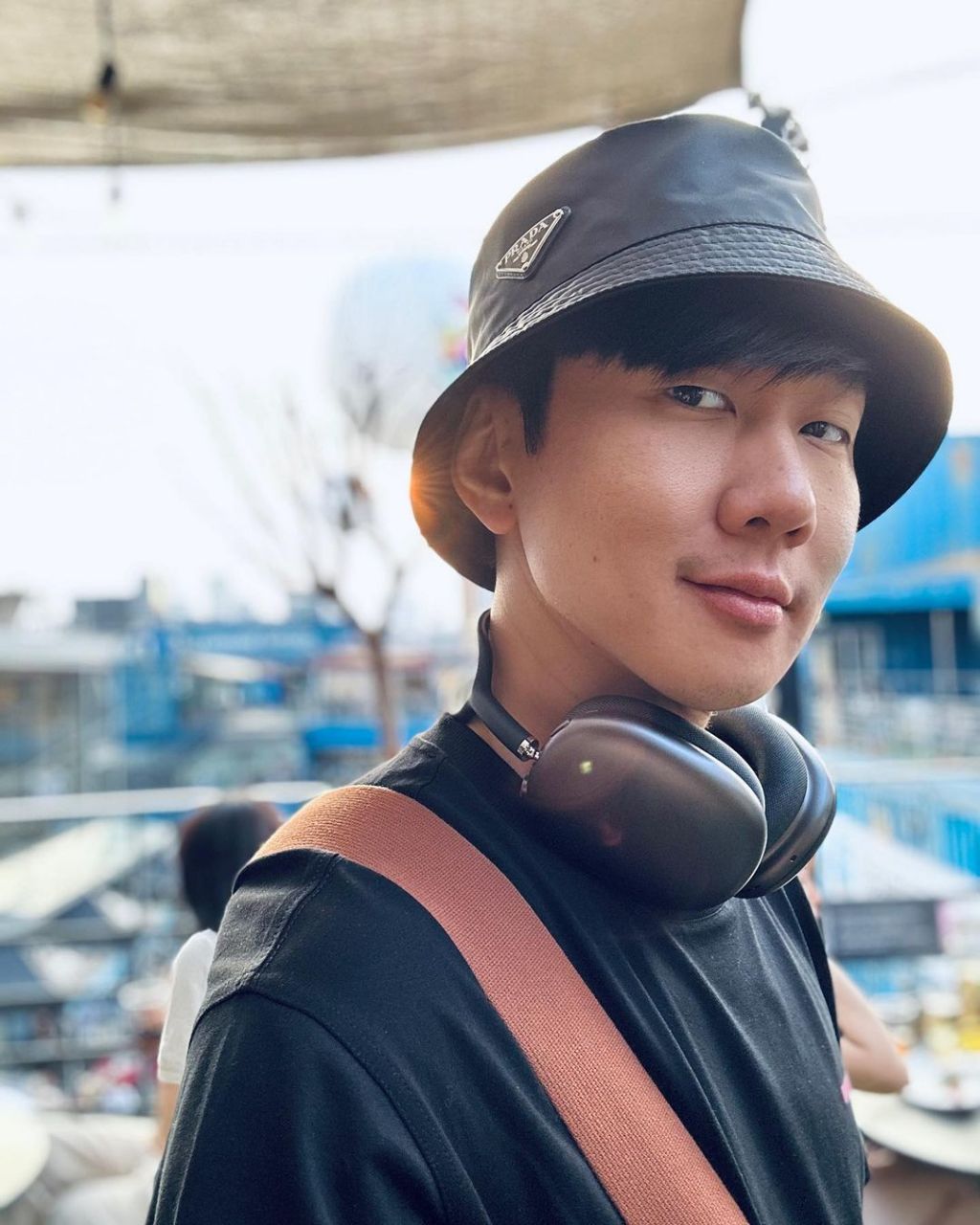 林俊杰在首尔游玩照片. 装备齐全,墨镜耳机到单肩包. jj太喜欢帽子了.