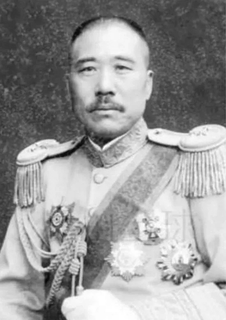 张宗昌未发迹时,一日,游玩至济南趵突泉,见一卜卦老道,便问:"相士,你