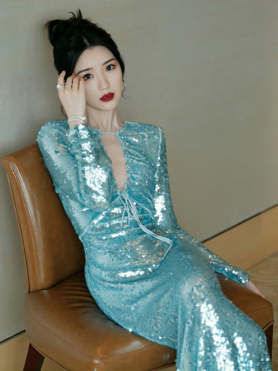 毛晓彤# 一袭蓝色深v亮片礼裙,肤白貌美的容颜,窈窕曼妙的身材.