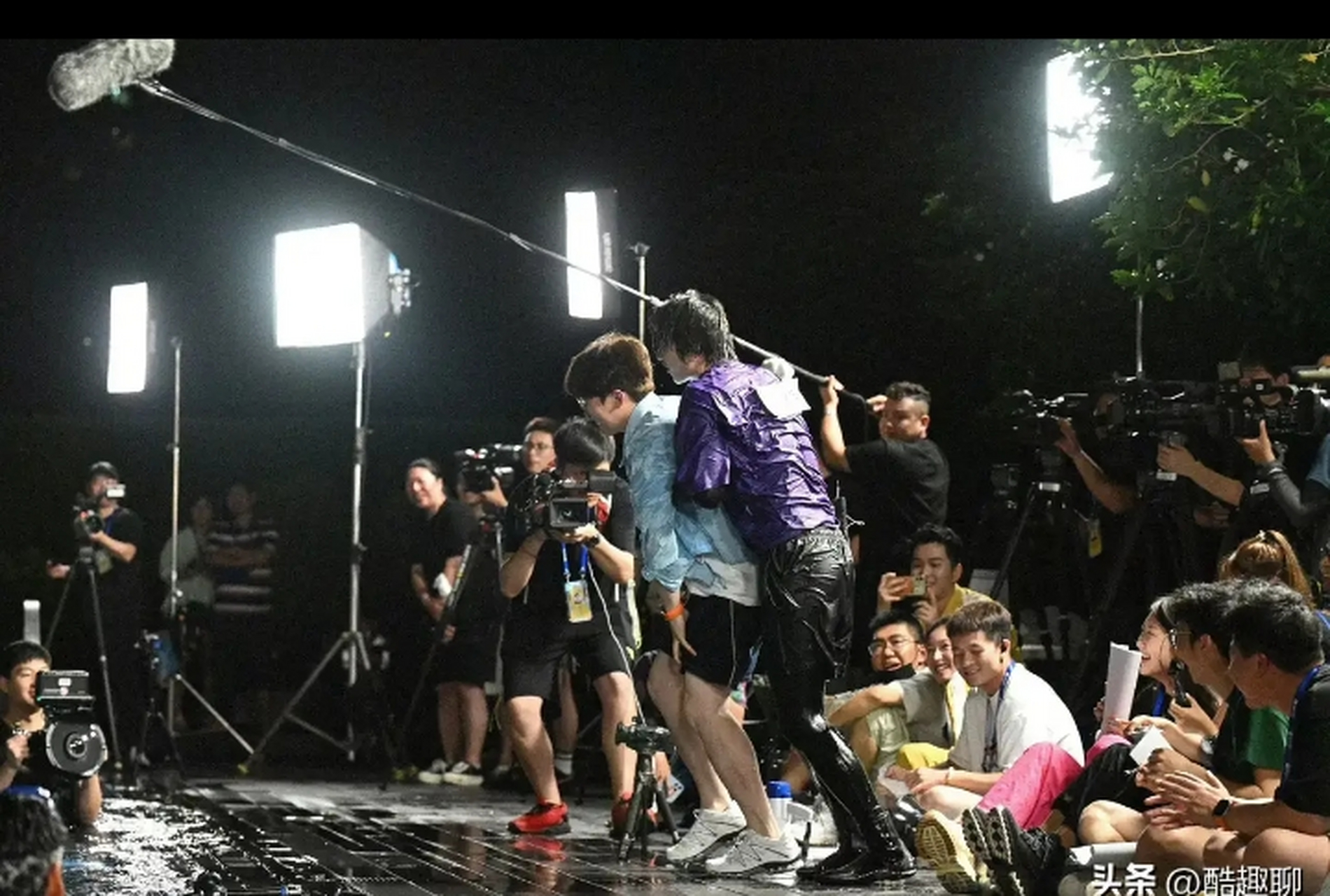 近日,著名歌手蔡徐坤icon在录制节目时,把搭档姚译添icon扔进水里