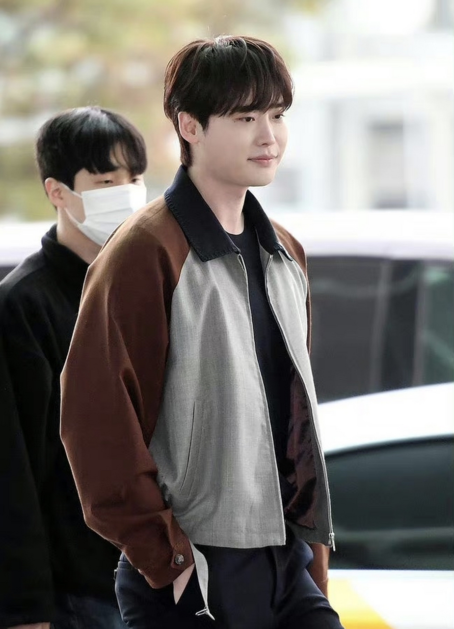 李钟硕应该也是一胖就先胖脸的那种体型吧,只有脸上是肉嘟嘟的!