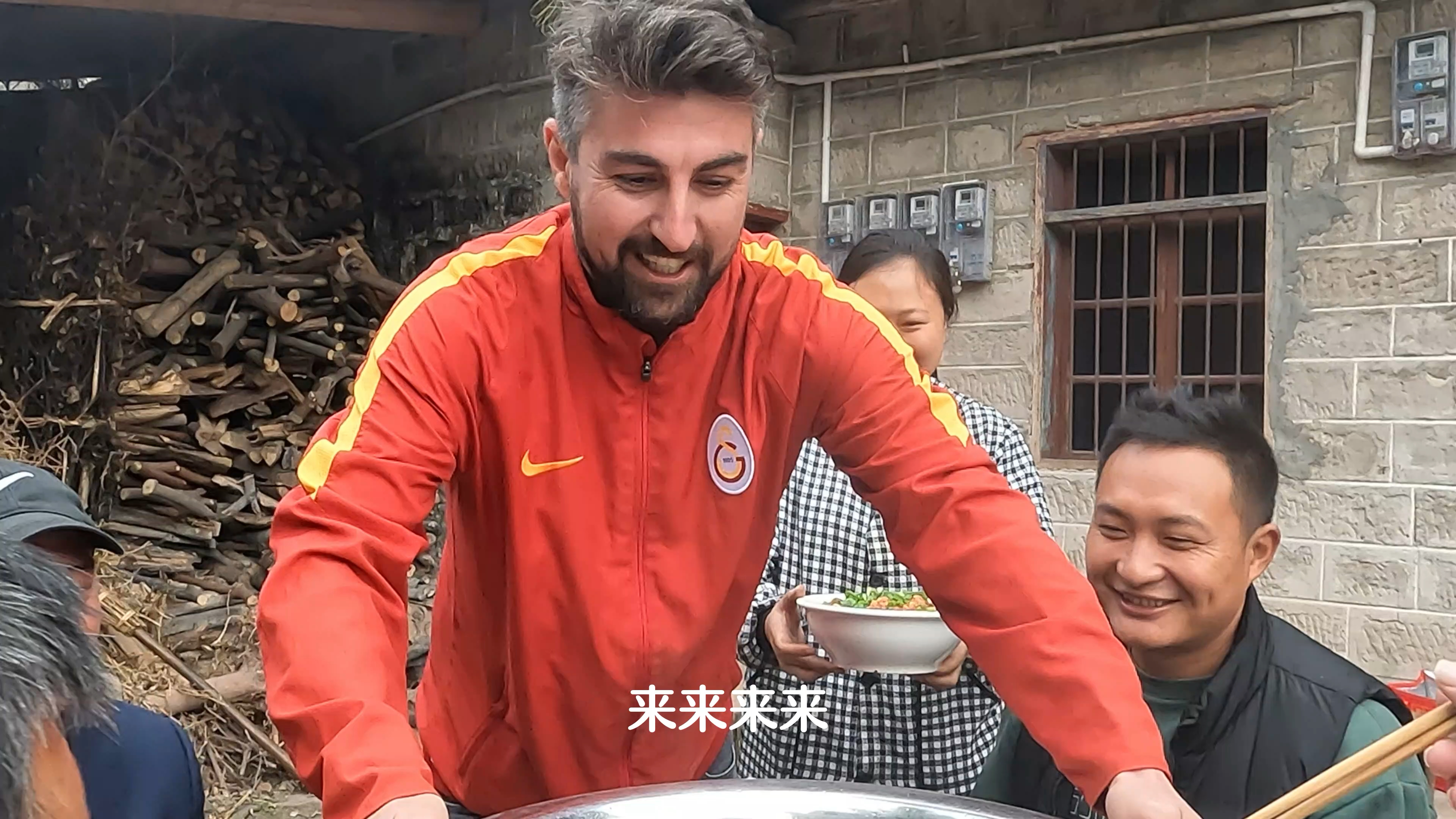 天气降温 生活不降温，炖锅比桌还大的金汤鱼