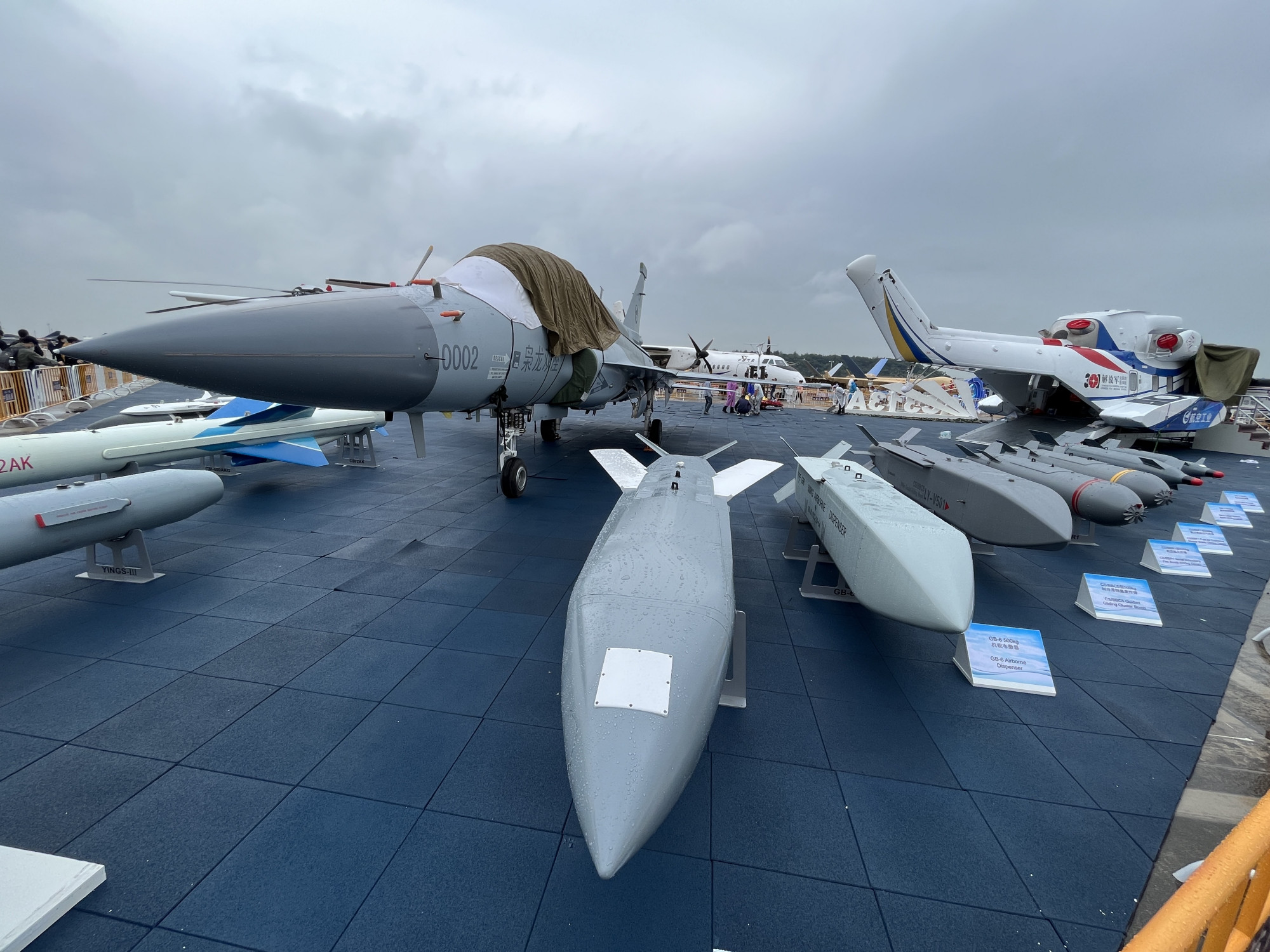 2022珠海航展,枭龙b战斗机首次实机亮相,好多精确制导武器