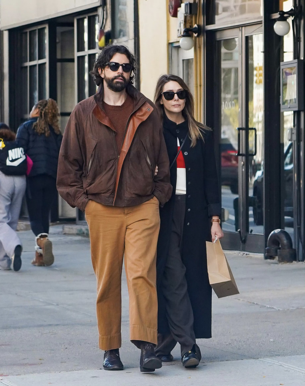 奥妹elizabeth olsen和丈夫robbie arnett 纽约出街.#欧美街拍