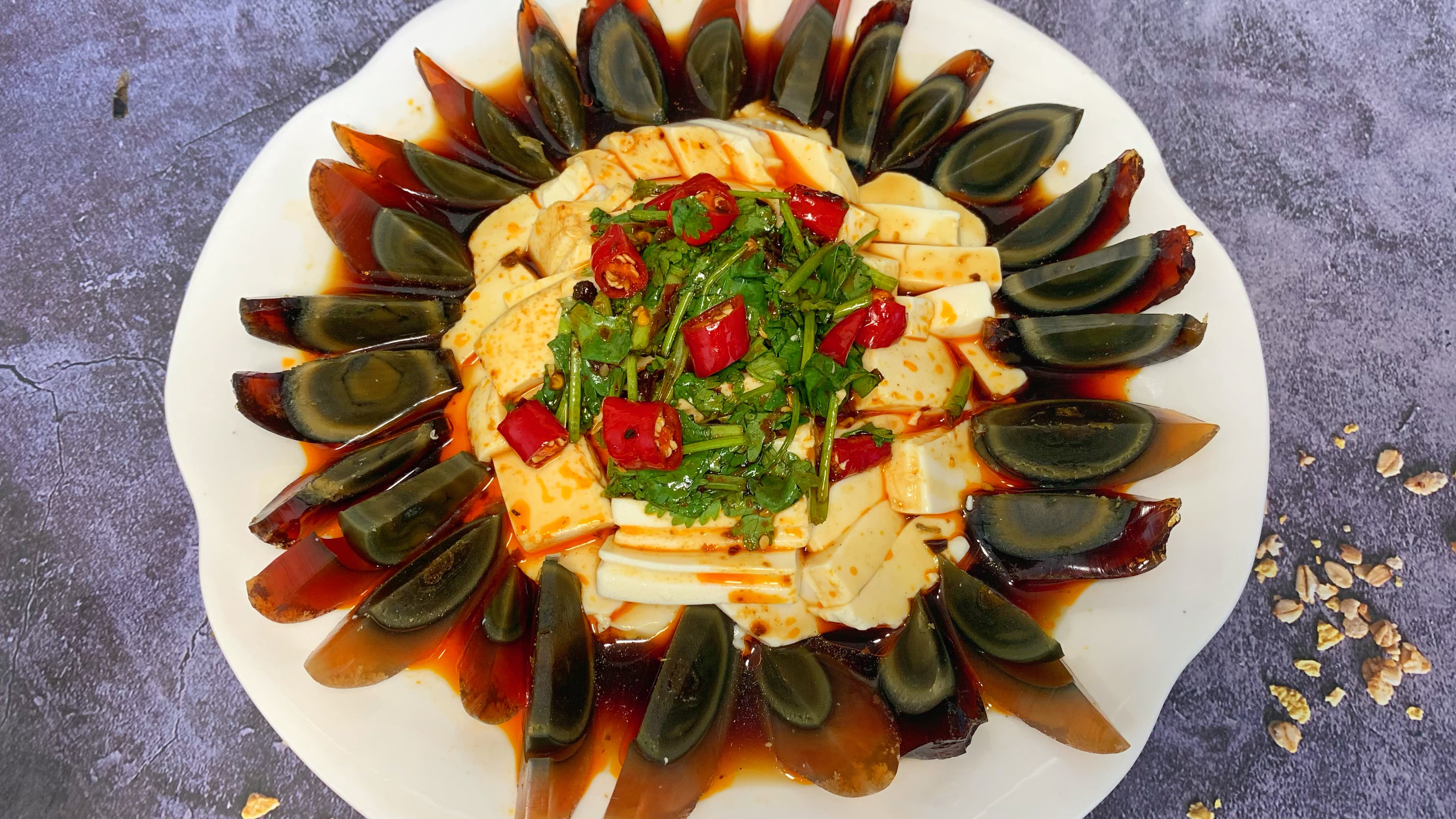 天热没胃口就来一盘凉拌皮蛋豆腐吧,滑嫩爽口又解馋,酸辣又开胃