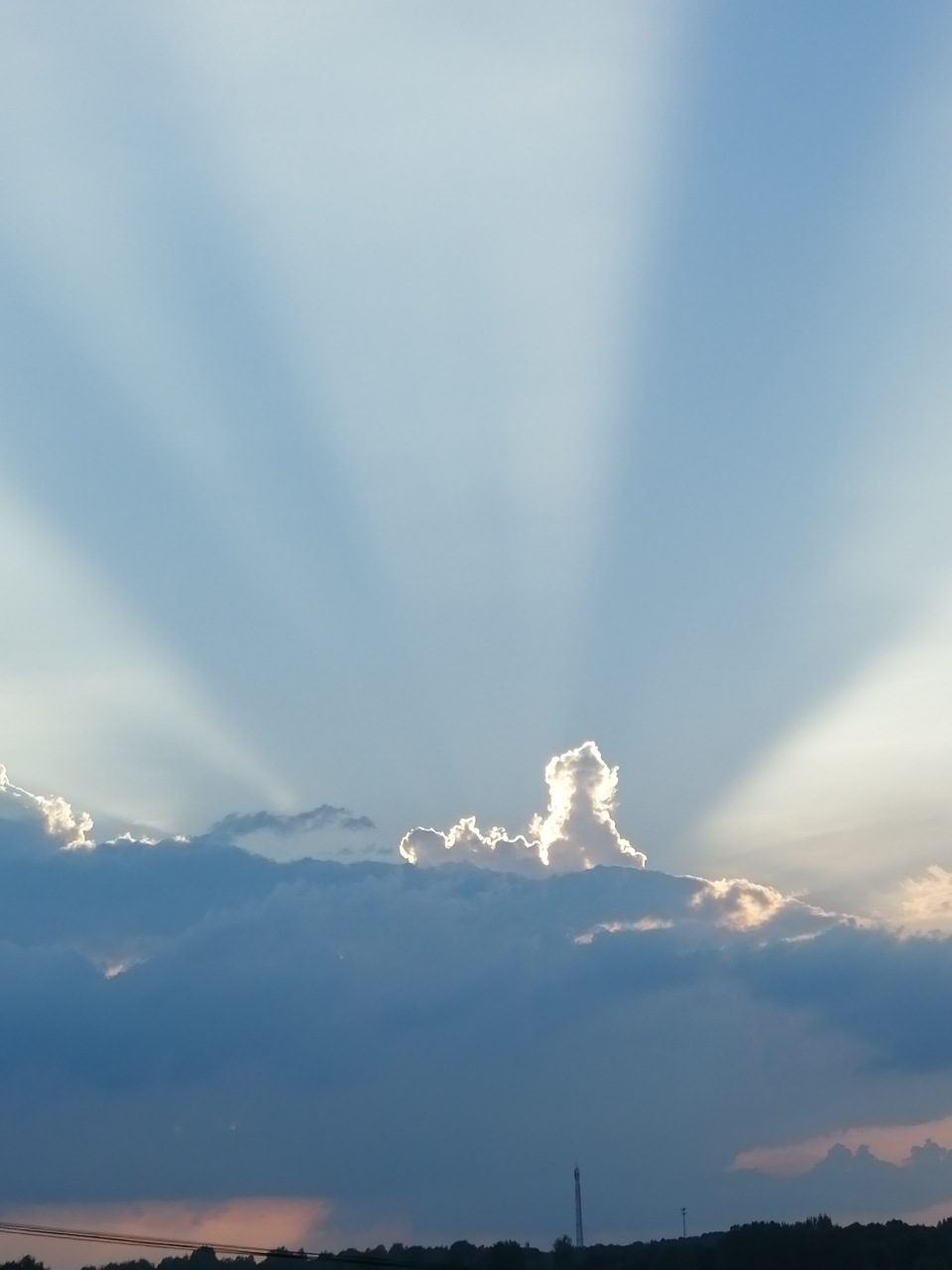 光芒万丈,这可能就是古人认为的佛光普照.