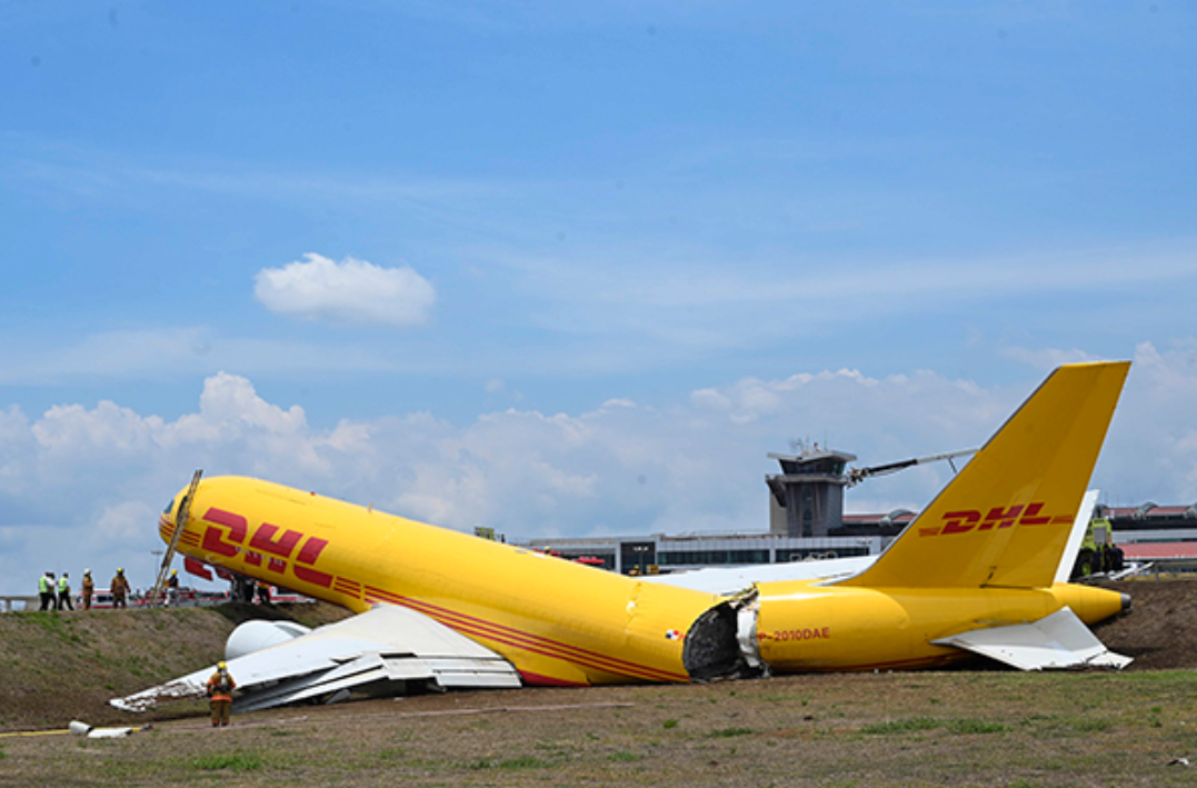 一架dhl波音757货机迫降失控!机身断成两半,是什么原因造成的?