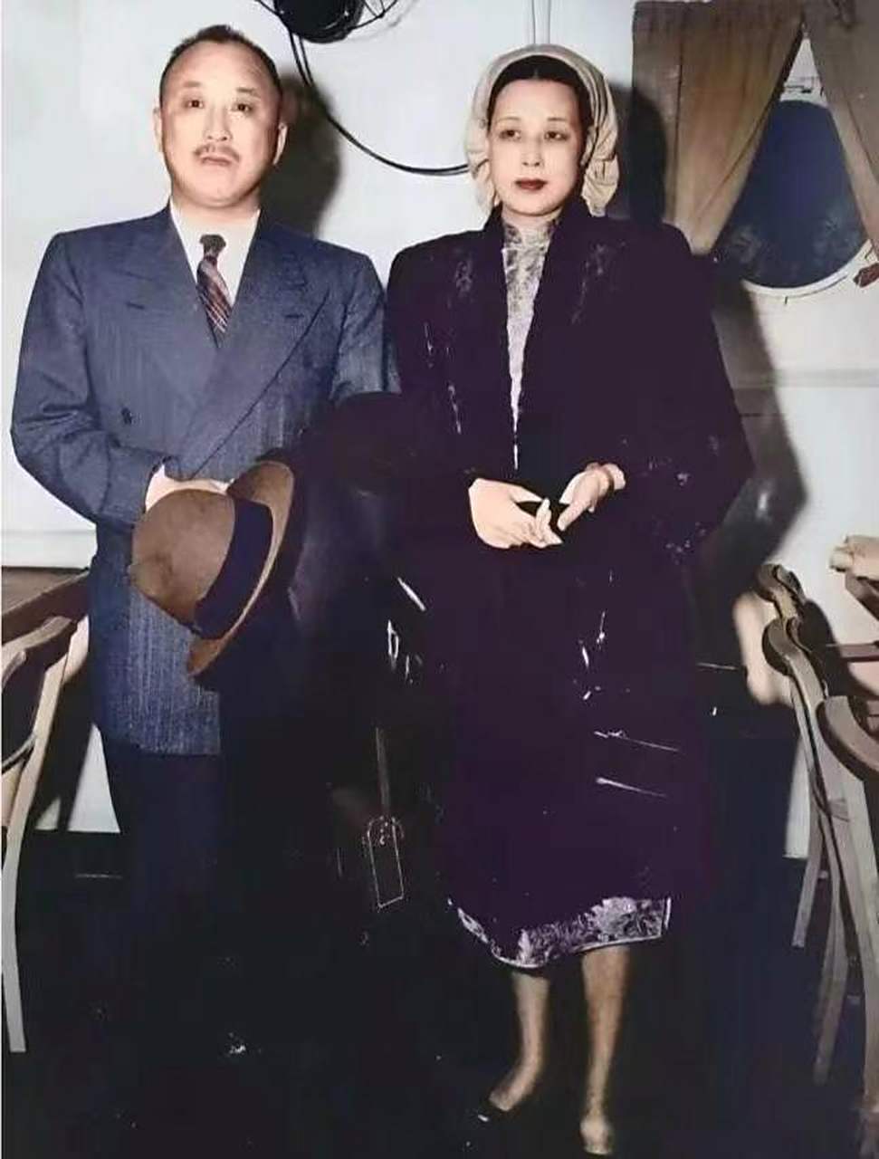 抗日名将卫立煌与第二任夫人韩权华的一张珍贵合影,照片拍摄于1945年