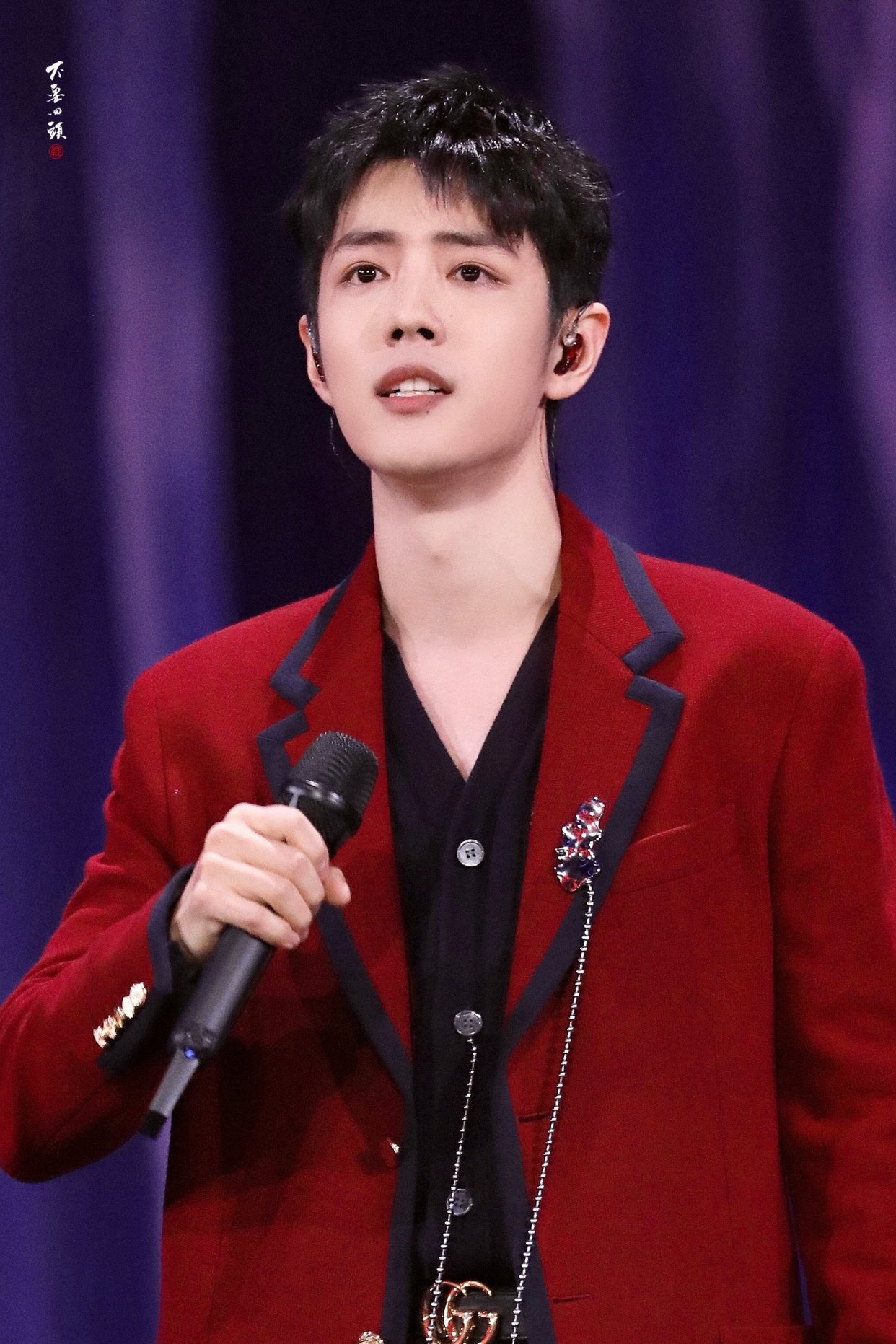 肖战与红色适配度有多高?波司登物料新的打开方式!