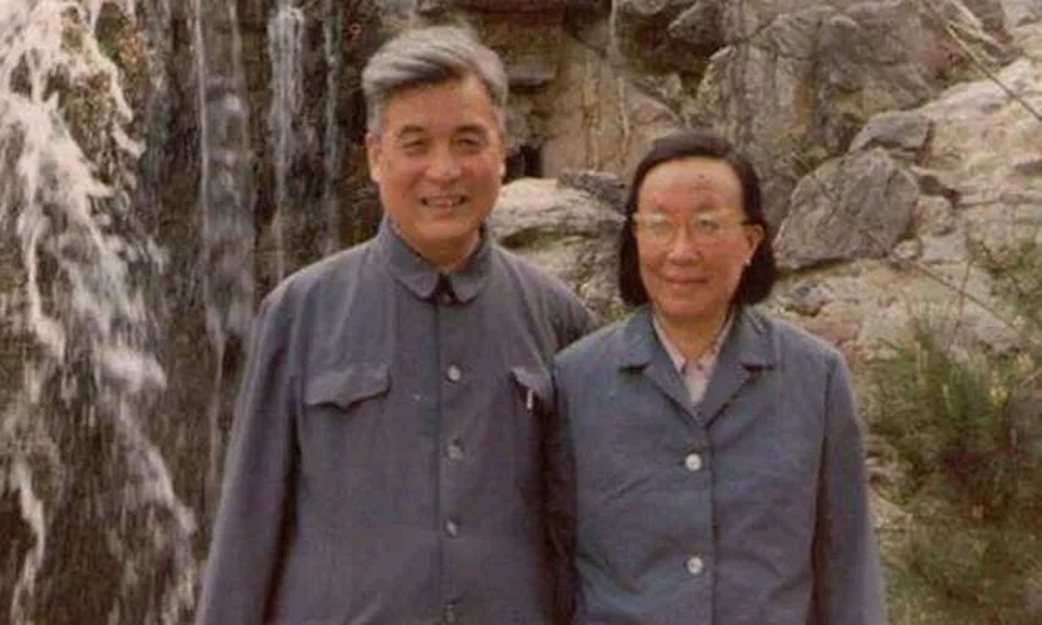 今年八月,邓稼先夫人(许鹿希)在北京度过了一个平静的95岁生日,令人