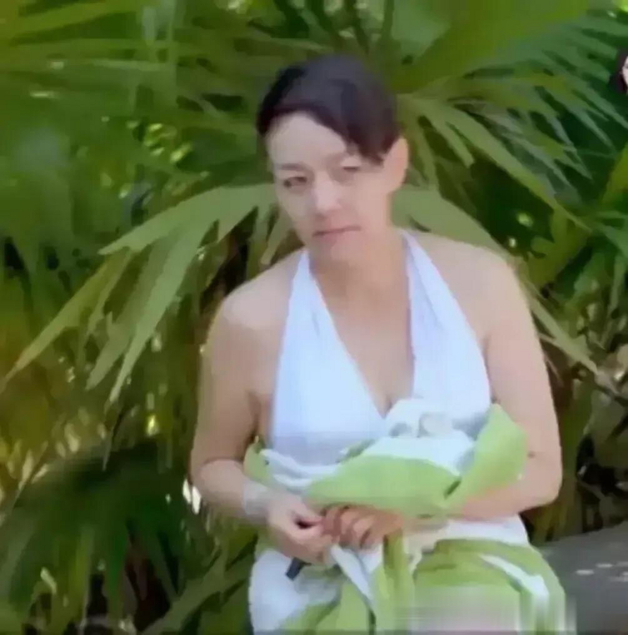 虽然宋丹丹年纪大了,但说实话她的身材好到让人特别羡慕!