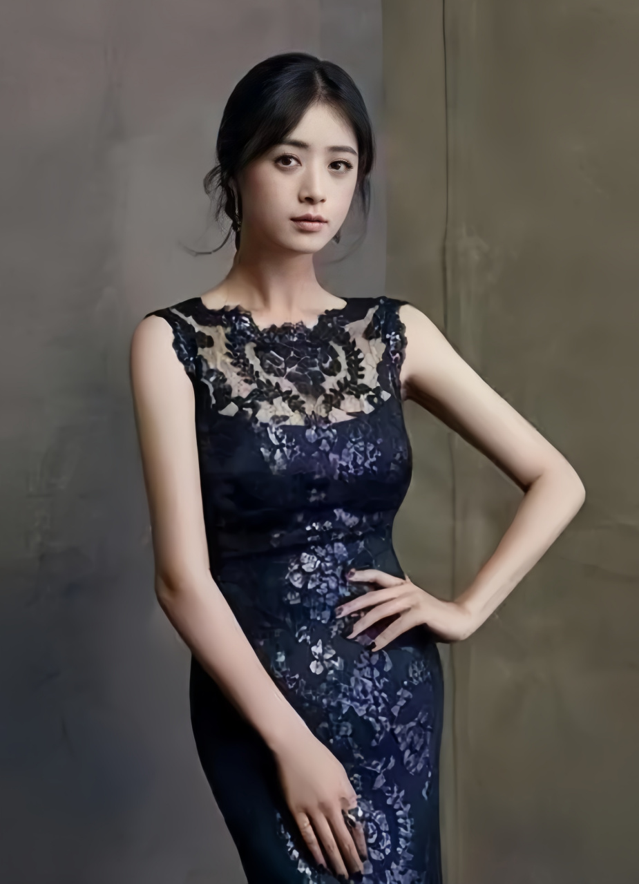 蒋欣的女人味越来越浓厚,随着岁月的流逝,她愈发迷人动人.