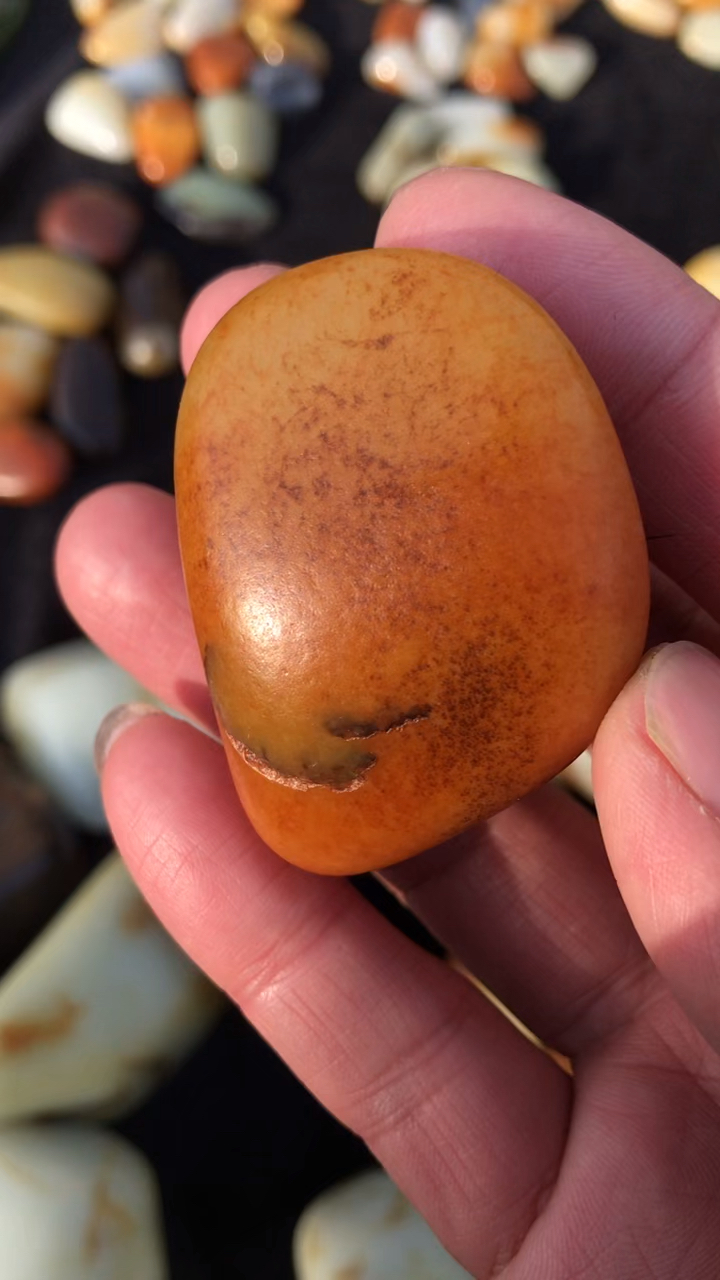 和田玉籽料红皮白肉