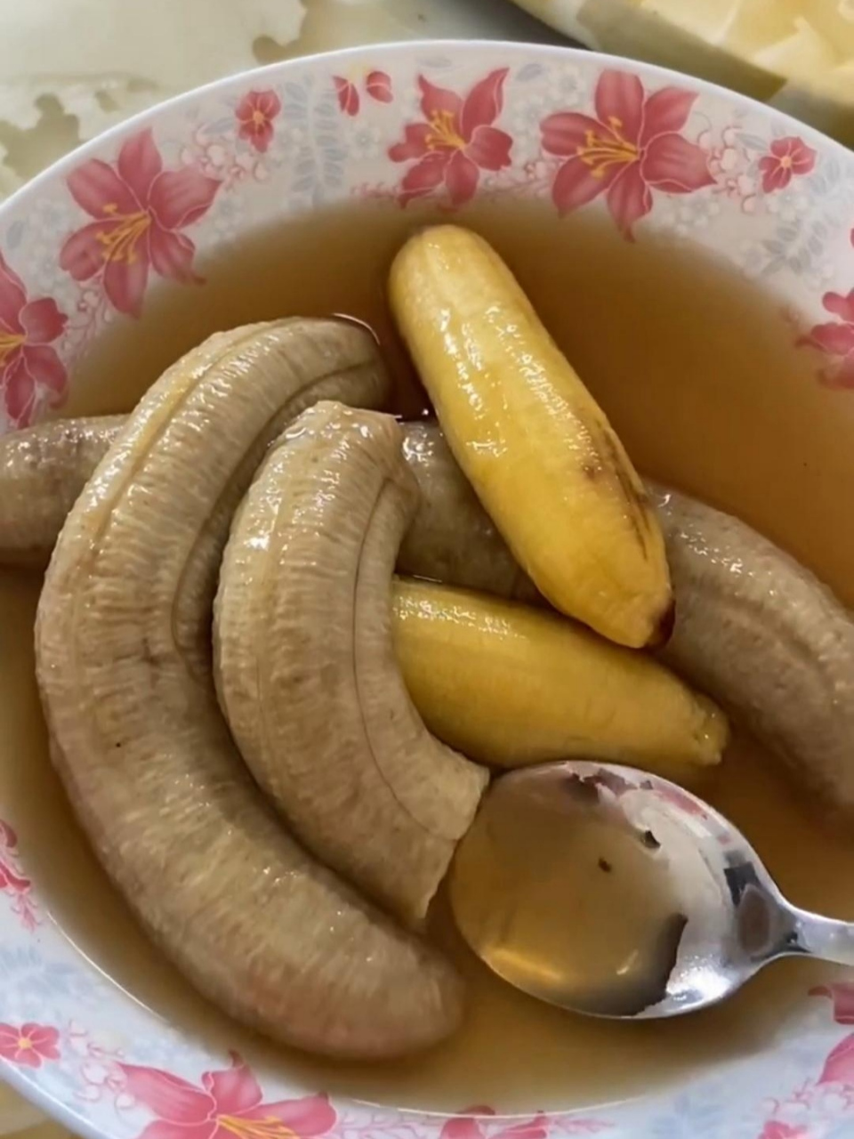 感冒发烧后,婆婆给做的香蕉罐头,看着没一点食欲.