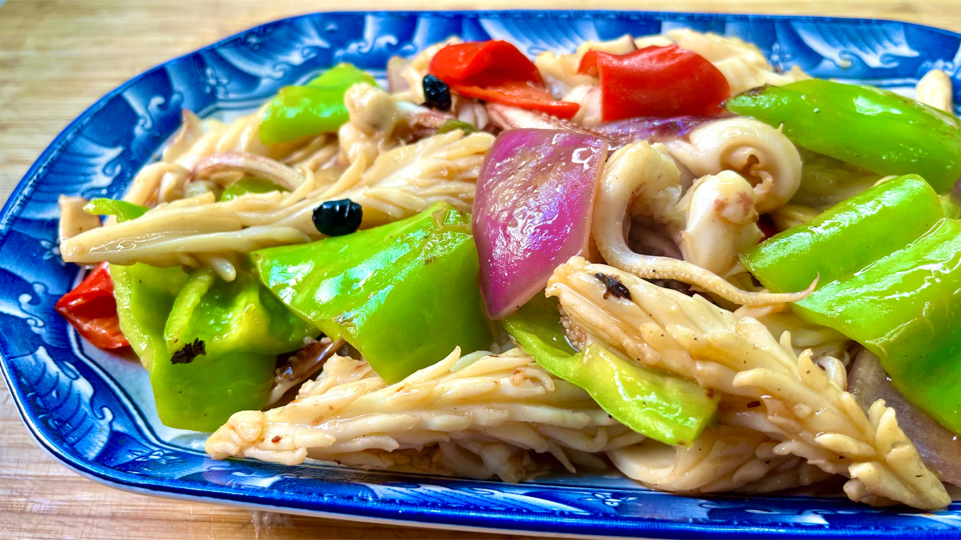 炒鲜鱿鱼,我最爱广东这个做法,鲜嫩爽口不油腻,而且入味